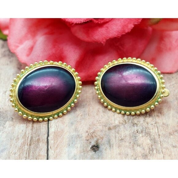 TRIFARI TM Gold Tone Oval Clip On Earrings Textured Trim Purple Plum Center 1" - Picture 1 of 6